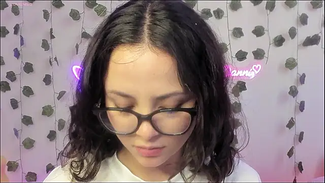 Megan Rodrigo online show from December 6, 2024, 7:01 pm