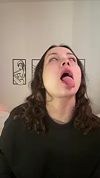 Megan Rodrigo online show from November 30, 2025, 2:43 pm