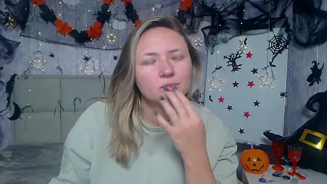 Snapshot of SallyVerda chatting on October 24, 2025, 5:09 pm SallyVerda online show from October 24, 2025, 5:09 pm