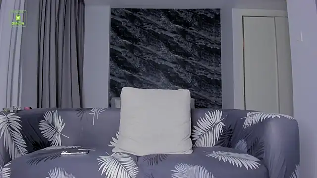 Snapshot of _Yvonne_ chatting on November 5, 2025, 12:27 pm Yvonne online show from November 5, 2025, 12:27 pm