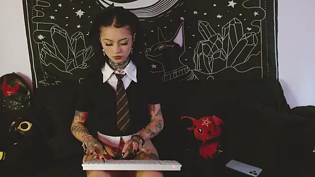 Isabella  dark online show from October 30, 2025, 9:48 pm