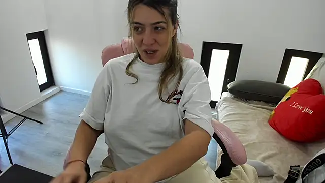 Dyana Kaylinn online show from May 4, 2026, 5:03 am