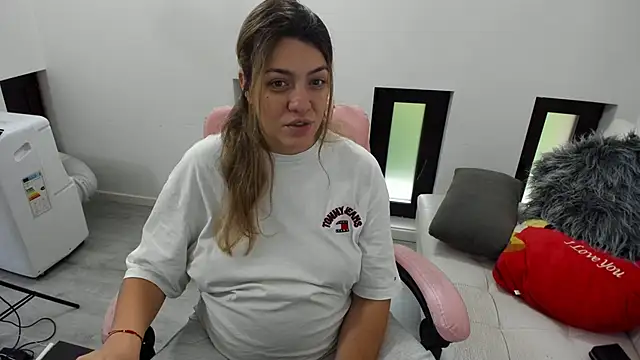 Dyana Kaylinn online show from June 12, 2026, 5:06 am
