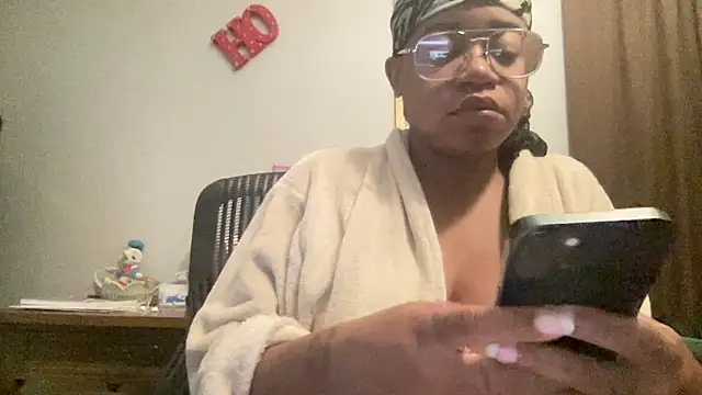 Snapshot of MommyConfident chatting on October 30, 2025, 1:34 pm MommyConfident online show from October 30, 2025, 1:34 pm