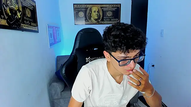Snapshot of TylerWhite_ chatting on March 1, 2025, 5:52 am TylerWhite  online show from March 1, 2025, 5:52 am