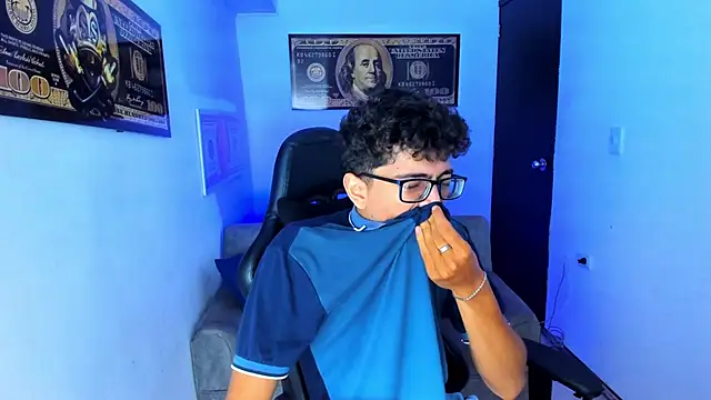 Snapshot of TylerWhite_ chatting on March 4, 2025, 5:32 am TylerWhite  online show from March 4, 2025, 5:32 am