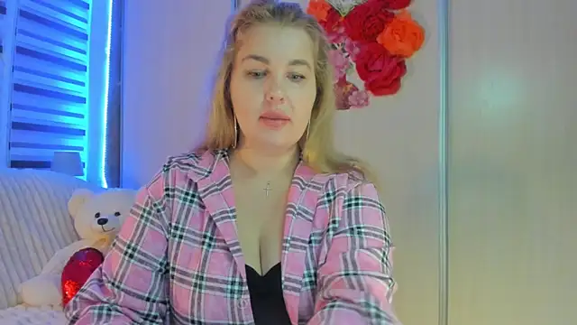 CoraSwon online show from December 4, 2024, 7:56 pm