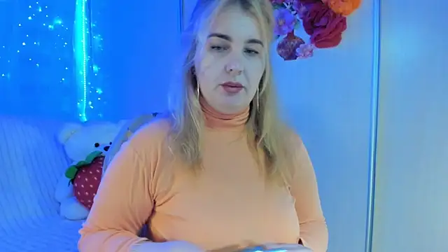 CoraSwon online show from December 13, 2024, 8:26 pm