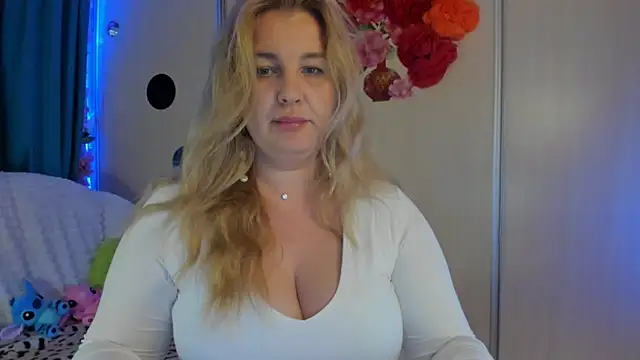 Snapshot of CoraSwon chatting on September 25, 2025, 6:28 am CoraSwon online show from September 25, 2025, 6:28 am