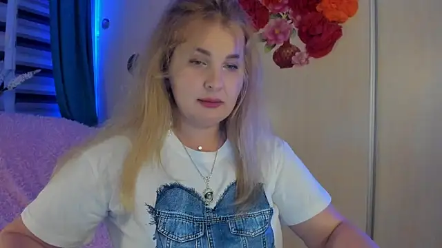 Snapshot of CoraSwon chatting on September 28, 2025, 4:45 pm CoraSwon online show from September 28, 2025, 4:45 pm