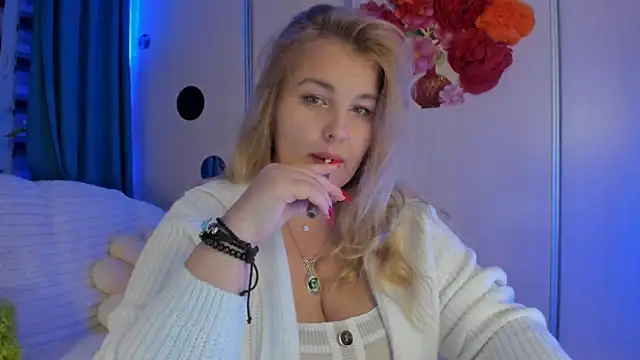 Snapshot of CoraSwon chatting on October 3, 2025, 9:23 pm CoraSwon online show from October 3, 2025, 9:23 pm