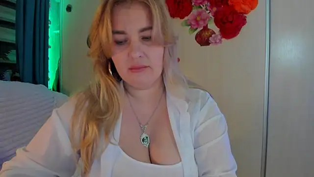 Snapshot of CoraSwon chatting on October 24, 2025, 9:22 pm CoraSwon online show from October 24, 2025, 9:22 pm