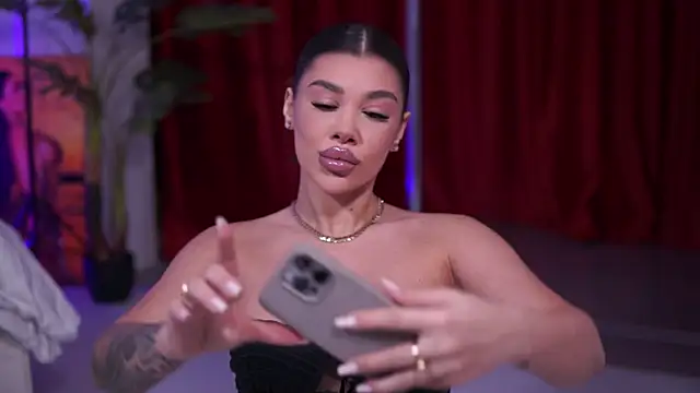 NatyDesiree online show from December 22, 2025, 7:44 pm