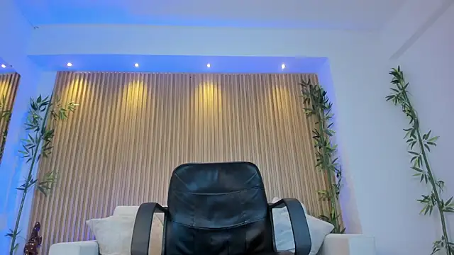 paulina sweett  online show from October 11, 2025, 12:26 pm