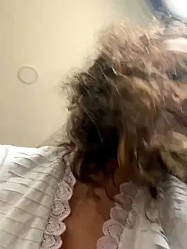 Snapshot of uniquerossie chatting on November 17, 2025, 9:59 am uniquerossie online show from November 17, 2025, 9:59 am