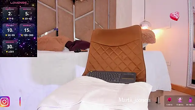 Martinaa Jones  online show from December 31, 2024, 3:42 pm