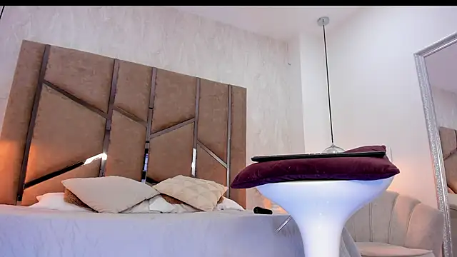 Snapshot of Martinaa_Jones_ chatting on September 18, 2025, 7:38 pm Martinaa Jones online show from September 18, 2025, 7:38 pm