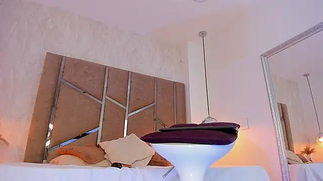 Snapshot of Martinaa_Jones_ chatting on October 14, 2025, 7:58 pm Martinaa Jones online show from October 14, 2025, 7:58 pm