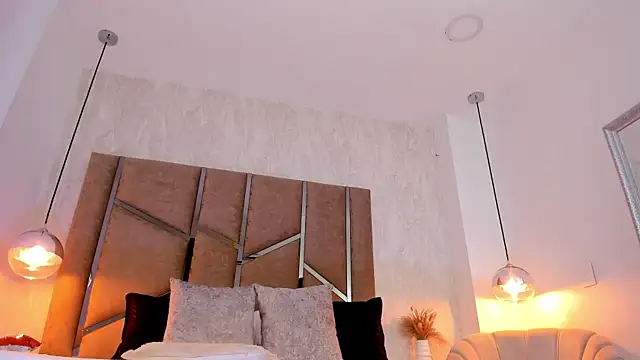 Martinaa Jones  online show from November 21, 2025, 8:07 pm