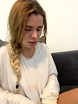 EmiliaCatalina online show from November 24, 2025, 4:51 pm