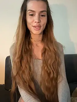 Snapshot of EmiliaCatalina chatting on July 4, 2026, 8:37 pm EmiliaCatalina online show from July 4, 2026, 8:37 pm