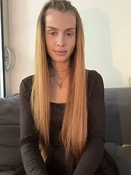 Snapshot of EmiliaCatalina chatting on July 15, 2026, 6:02 pm EmiliaCatalina online show from July 15, 2026, 6:02 pm