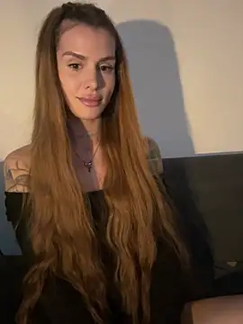 Snapshot of EmiliaCatalina chatting on July 16, 2026, 11:22 pm EmiliaCatalina online show from July 16, 2026, 11:22 pm