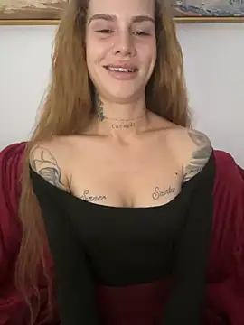 Snapshot of EmiliaCatalina chatting on August 5, 2026, 10:44 pm EmiliaCatalina online show from August 5, 2026, 10:44 pm