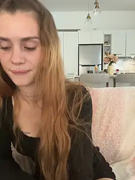 Snapshot of EmiliaCatalina chatting on August 8, 2026, 8:33 pm EmiliaCatalina online show from August 8, 2026, 8:33 pm