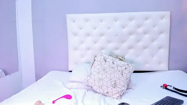 NICOLSKINNY1 online show from September 24, 2025, 6:55 pm