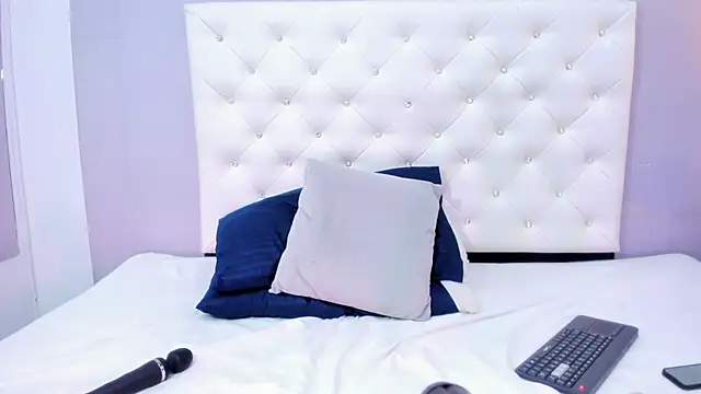 NICOLSKINNY1 online show from October 24, 2025, 9:22 pm