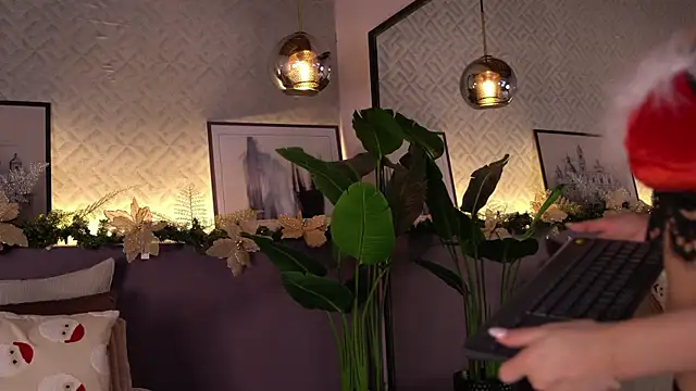 ElleDiane online show from December 17, 2024, 12:23 am