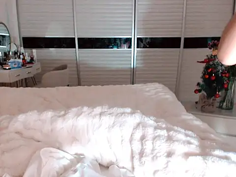 -Lucky Girl online show from December 23, 2024, 11:47 am