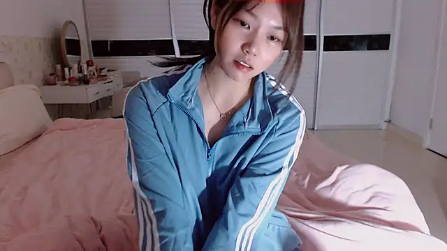 -Lucky Girl online show from May 4, 2026, 2:35 pm