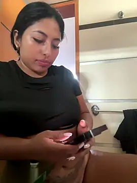 emmyjhonson07 online show from November 7, 2025, 1:44 pm