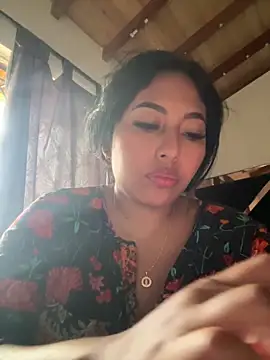 emmyjhonson07 online show from May 3, 2026, 12:33 pm