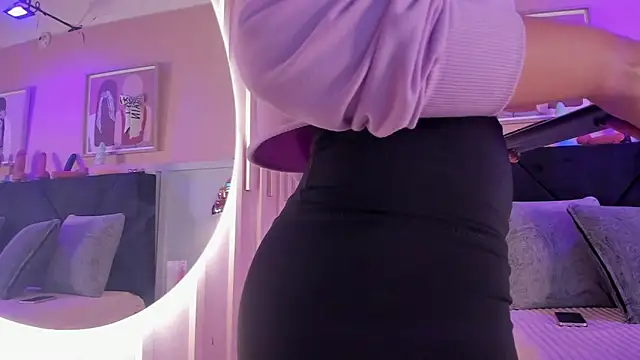 chloe watson  online show from February 6, 2026, 7:28 pm