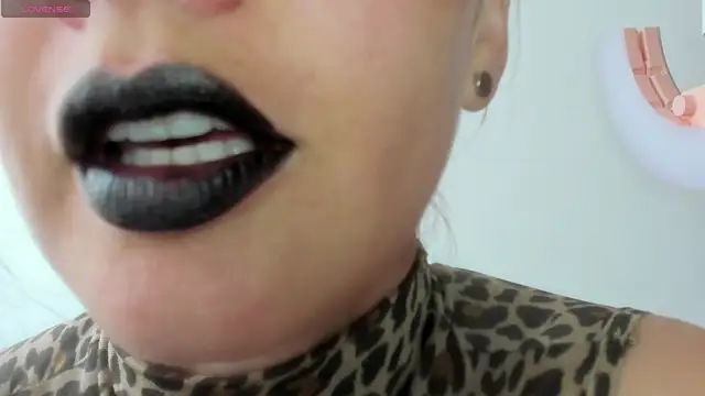 Snapshot of queen_fetish chatting on April 9, 2026, 2:44 pm queen fetish online show from April 9, 2026, 2:44 pm