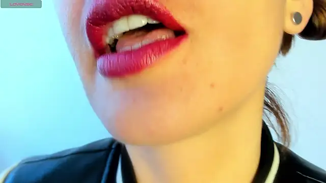 Snapshot of queen_fetish chatting on April 22, 2026, 3:46 pm queen fetish online show from April 22, 2026, 3:46 pm