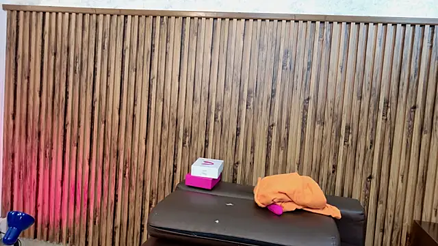 evelynjohnsoon online show from December 19, 2025, 1:07 pm