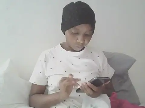 Sexxybella27 online show from May 10, 2026, 1:49 pm