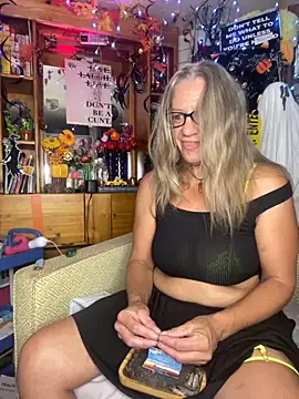 TrenaAnne online show from September 18, 2025, 2:41 pm