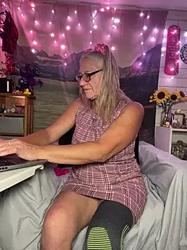 TrenaAnne online show from June 26, 2026, 2:21 pm