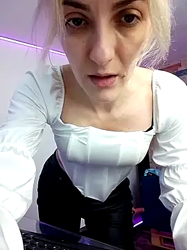 RileyLanna online show from October 10, 2025, 2:54 am