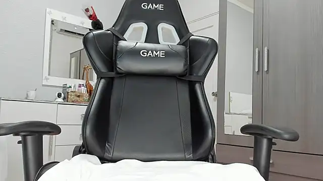 anisialuna  online show from February 5, 2025, 9:46 am