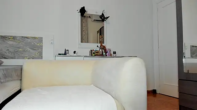 Snapshot of anisialuna_ chatting on March 26, 2026, 5:35 am anisialuna online show from March 26, 2026, 5:35 am