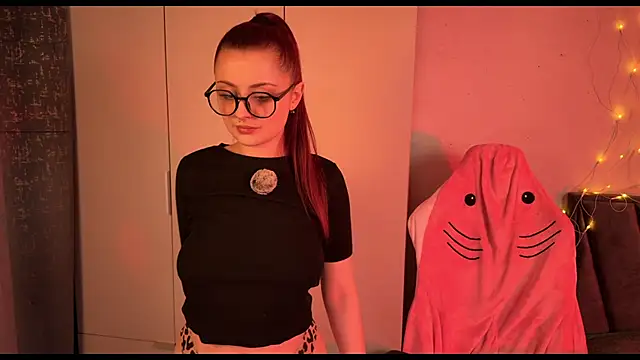 Snapshot of RozieRose chatting on December 2, 2025, 2:28 am RozieRose online show from December 2, 2025, 2:28 am