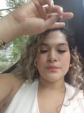 Sara smiiith211 online show from June 7, 2026, 6:33 pm