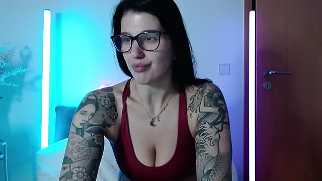 KiraKane1 online show from December 20, 2024, 12:05 pm