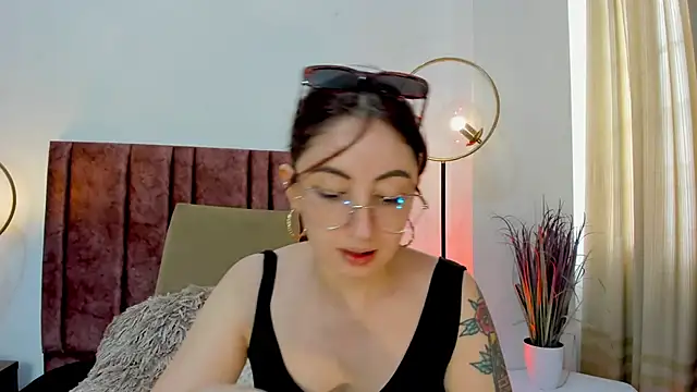 Snapshot of Emilywatsonn chatting on December 15, 2024, 2:16 pm Emilywatsonn online show from December 15, 2024, 2:16 pm